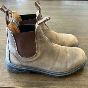 Kids size 2 Blundstone boots; brown suede; excellent condition